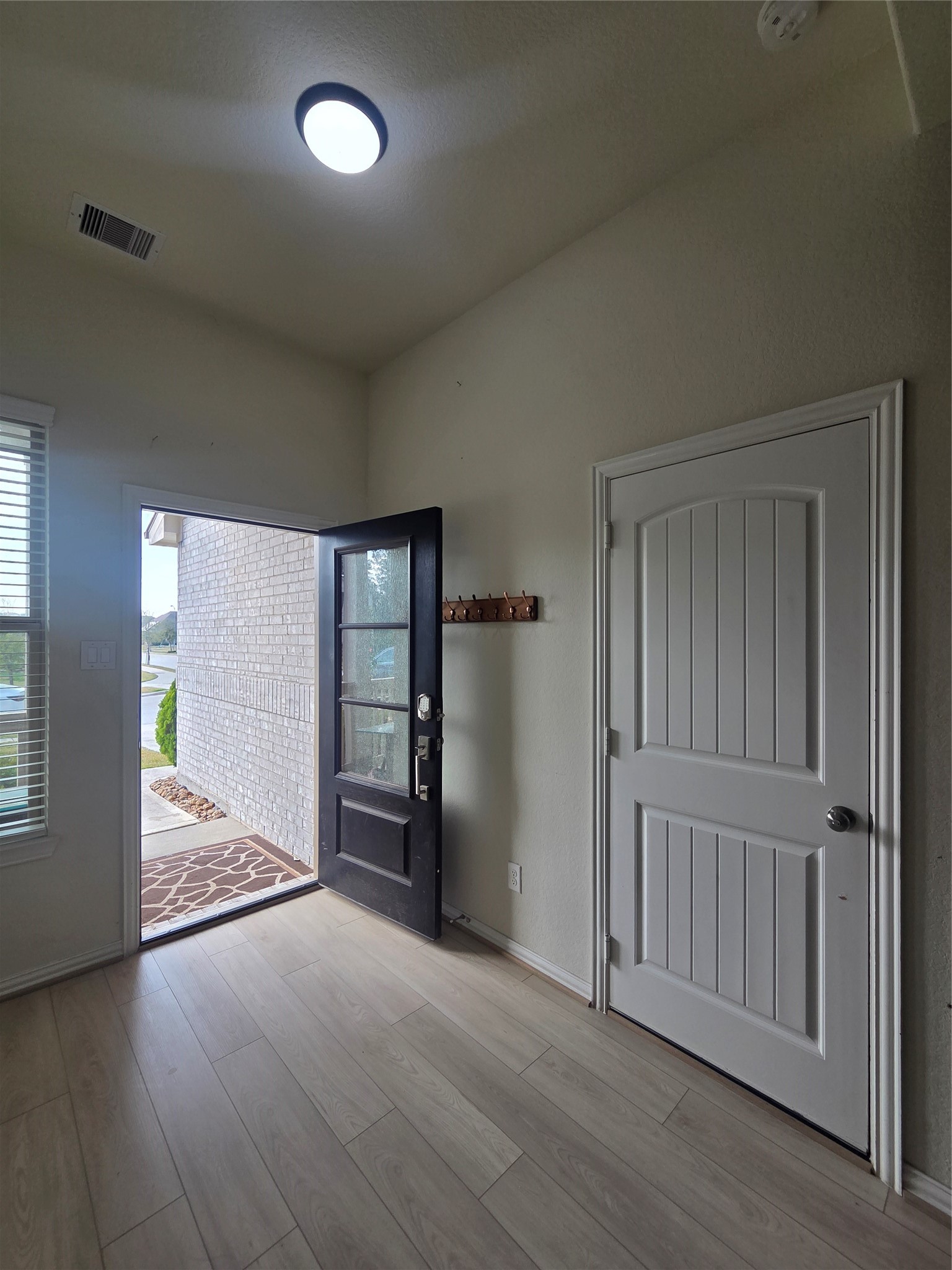28137 Aspen Horizon Drive Spring, TX 77386 - Photo 30 of 33 an empty room with windows and closet
