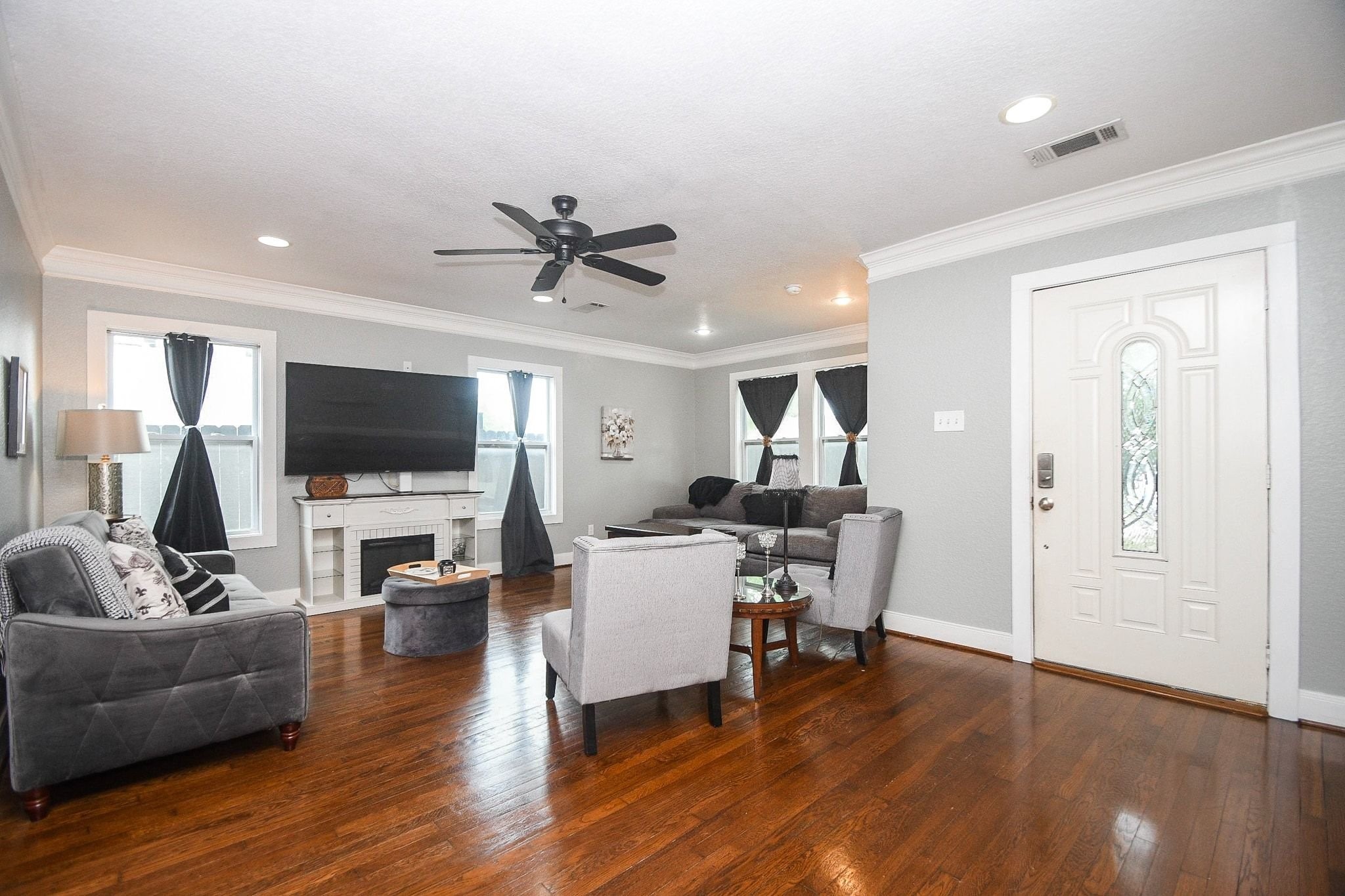 614 West 28th Street Houston, TX 77008 - Photo 4 of 25 Large open spaces!
