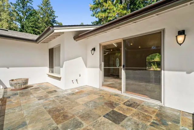 a view of a backyard