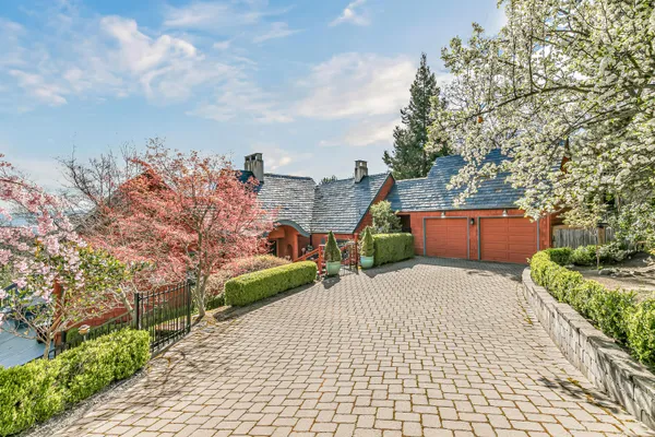 $975,000 | 443 Conestoga Drive, Jacksonville, OR 97530