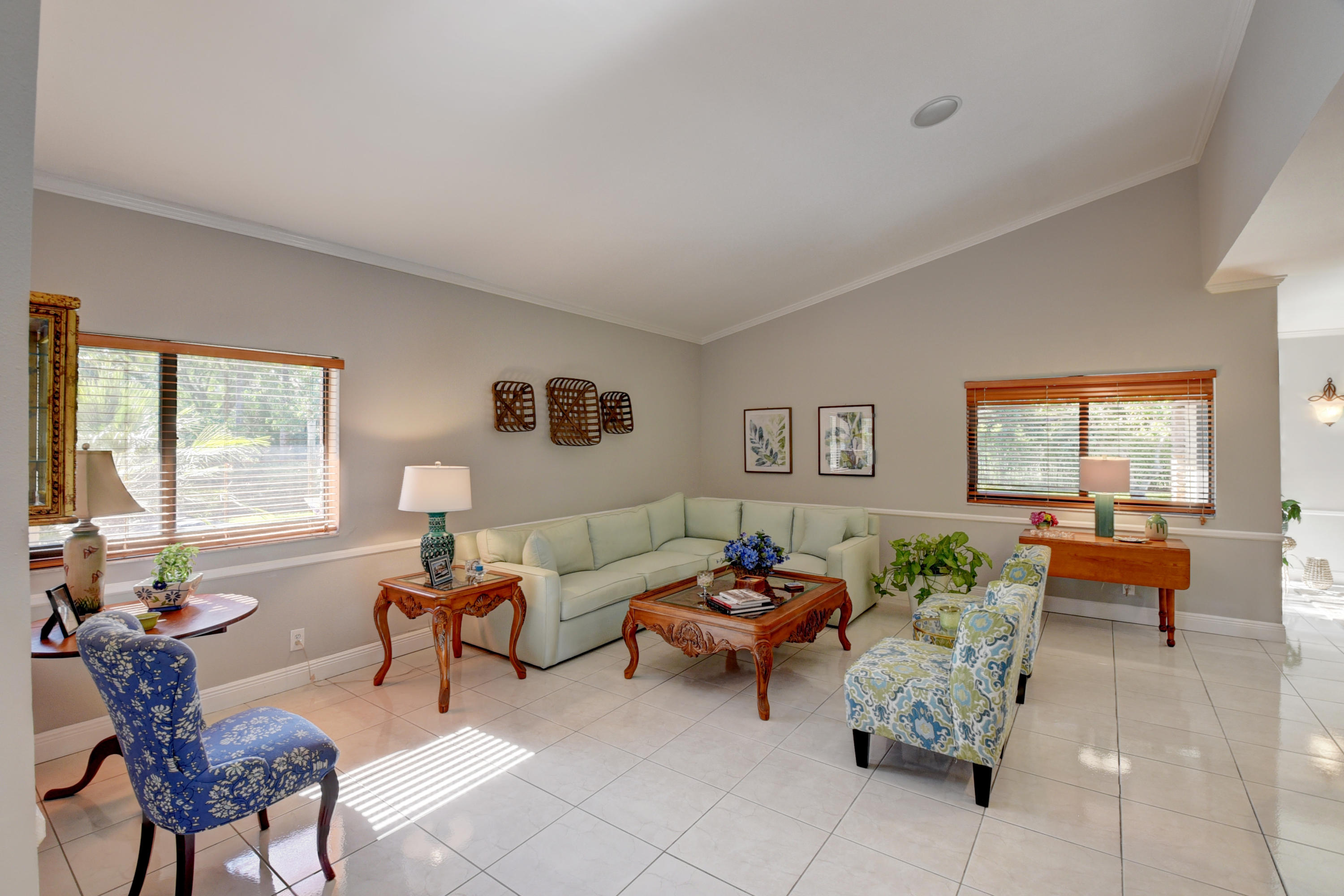 16050 Rio Del Paz Delray Beach, FL 33446 - Photo 4 of 25 Living area