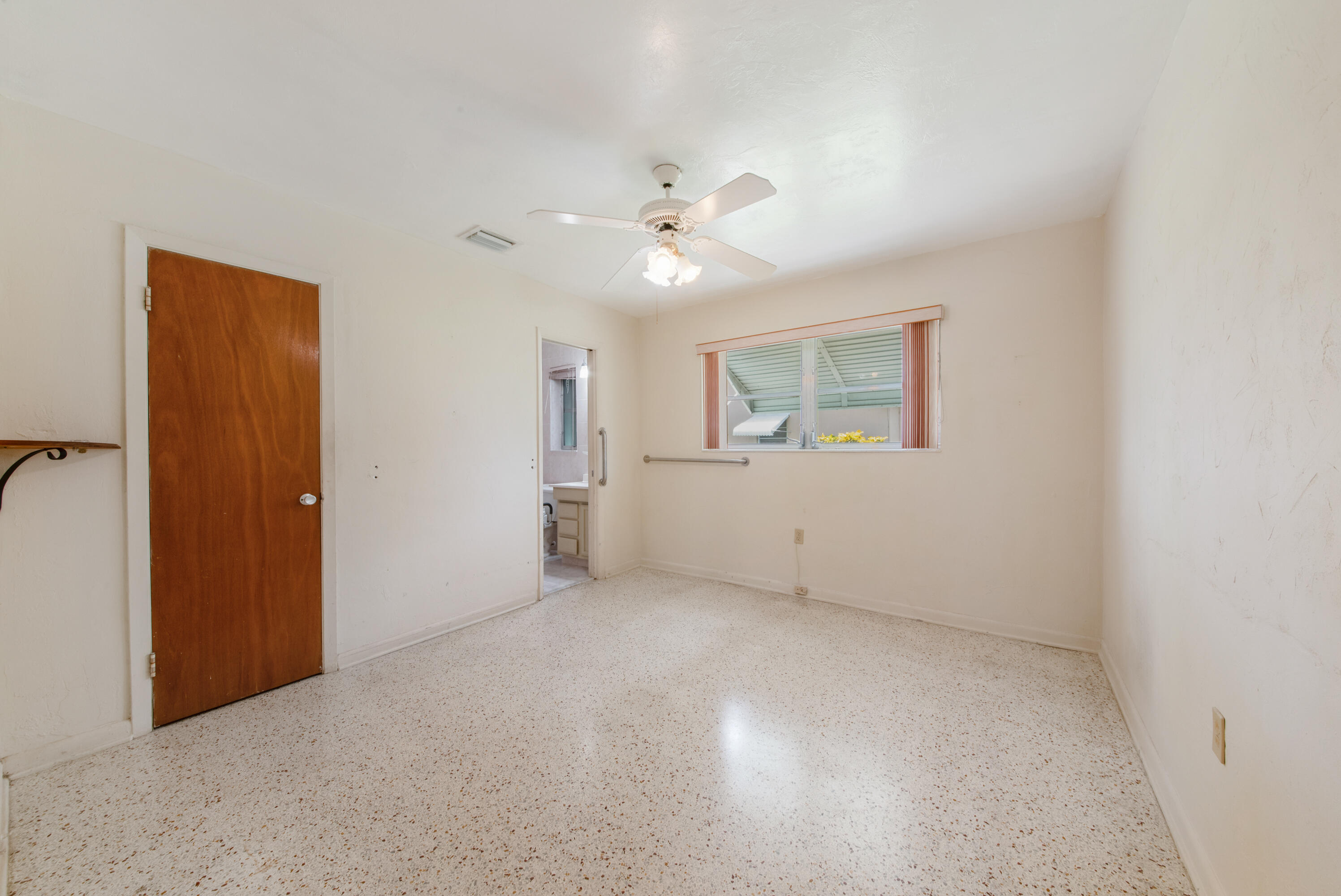 316 Pinehurst Road Palm Springs, FL 33461 - Photo 13 of 32 316 Pinehurst8
