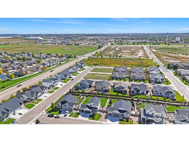 a view of an buildings with a city street view