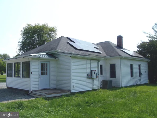 a view of front of a house with a yard