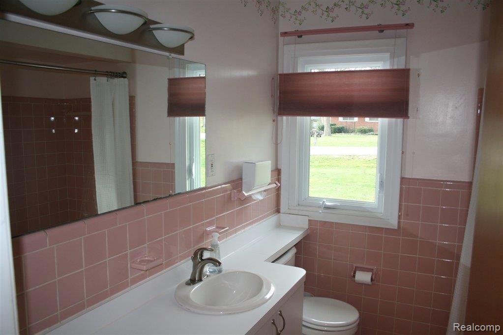 28410 New Castle Road Farmington, MI 48331 - Photo 17 of 24 IMG_7118.JPG