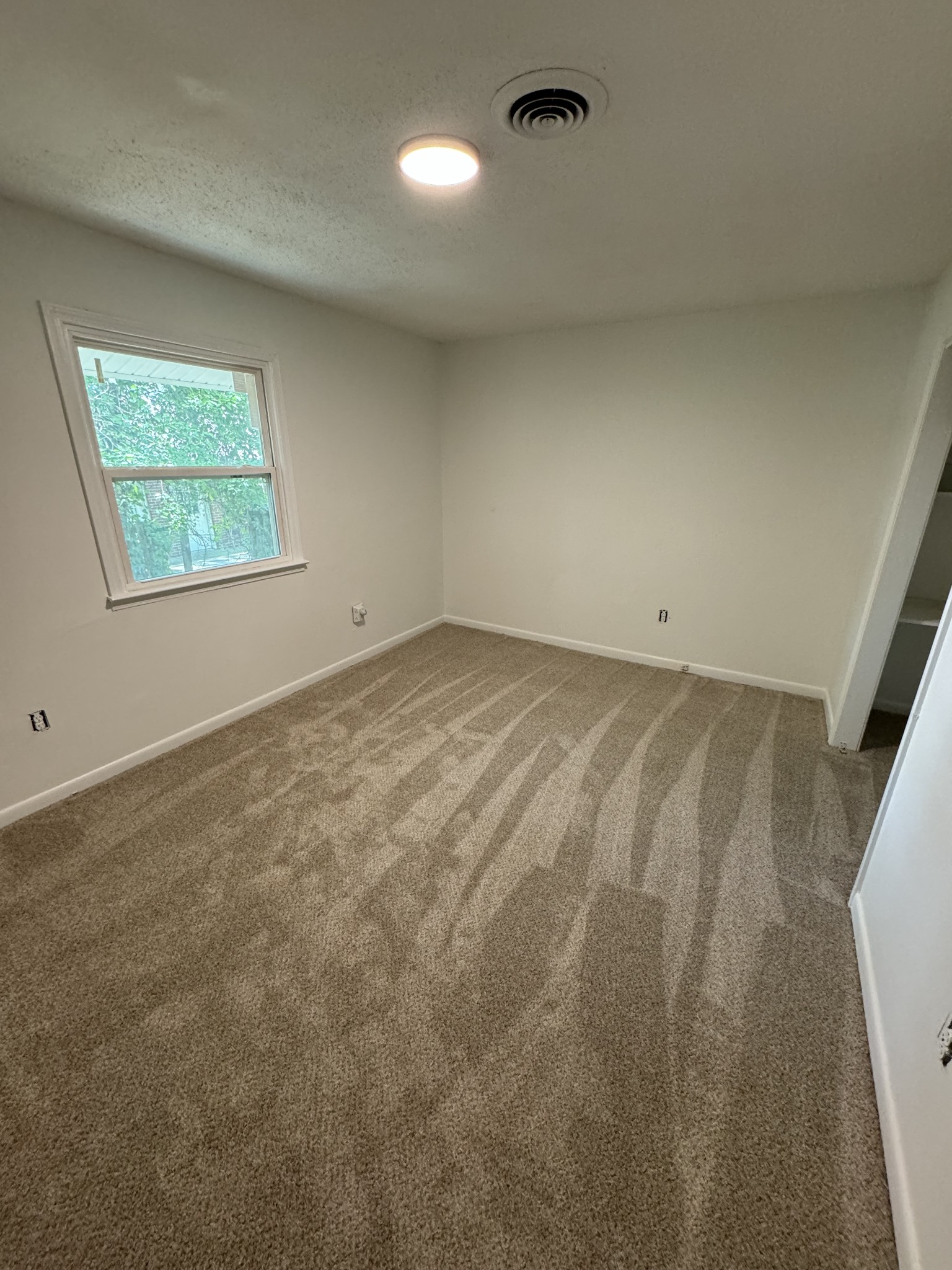 313 Bridge Avenue Murfreesboro, TN 37129 - Photo 4 of 6 an empty room with a window