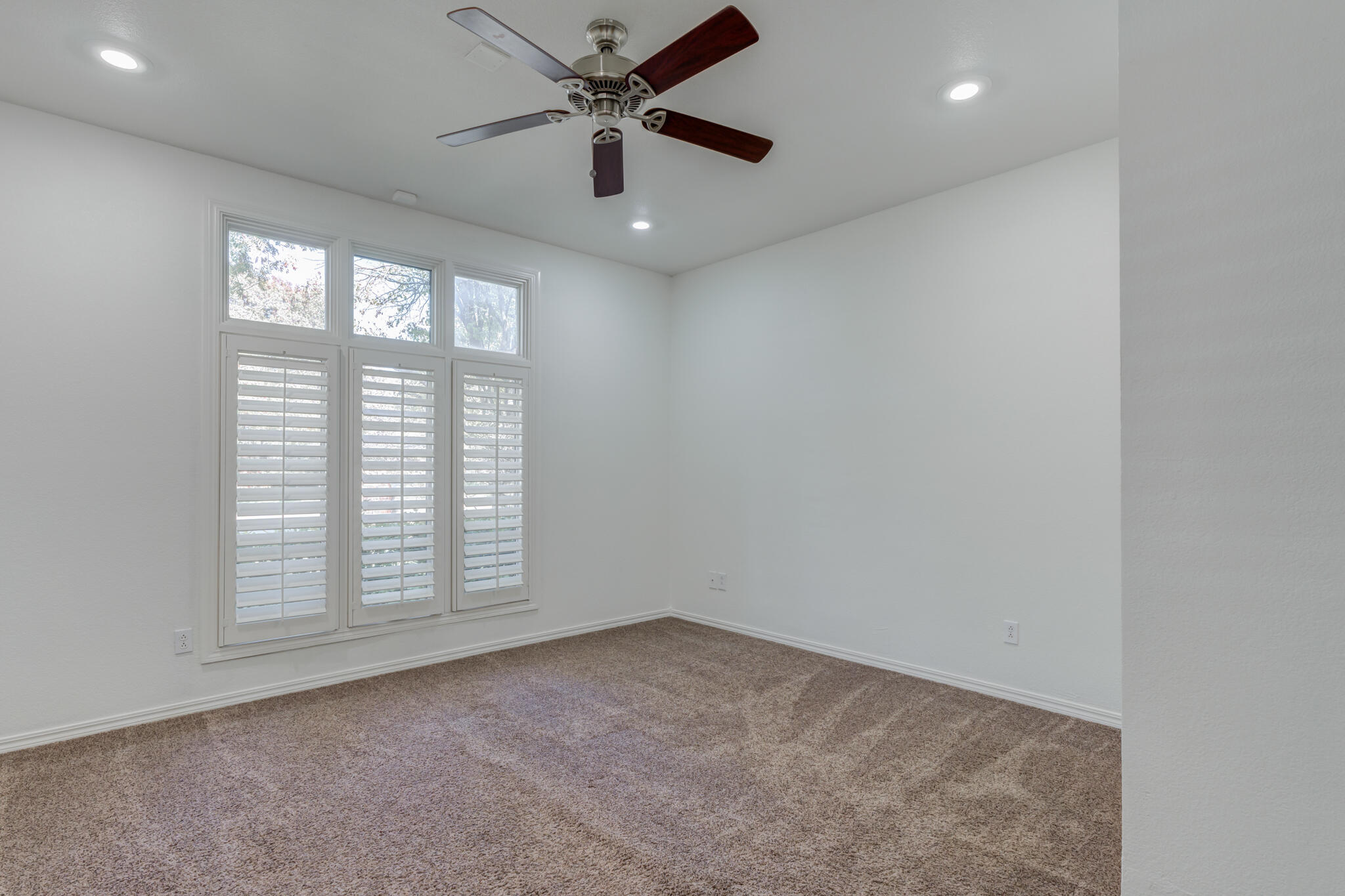 4707 85th Street Lubbock, TX 79424 - Photo 47 of 63 en empty room with windows and ceiling fan