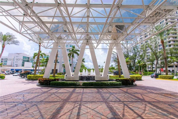 $3,800 | 6365 Collins Avenue, Unit 806, Miami Beach, FL 33141