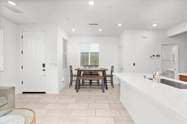 $399,900 | 5301 East Commerce Way, Unit 56101, Sacramento, CA 95835