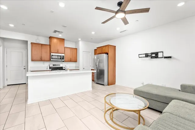 $399,900 | 5301 East Commerce Way, Unit 56101, Sacramento, CA 95835