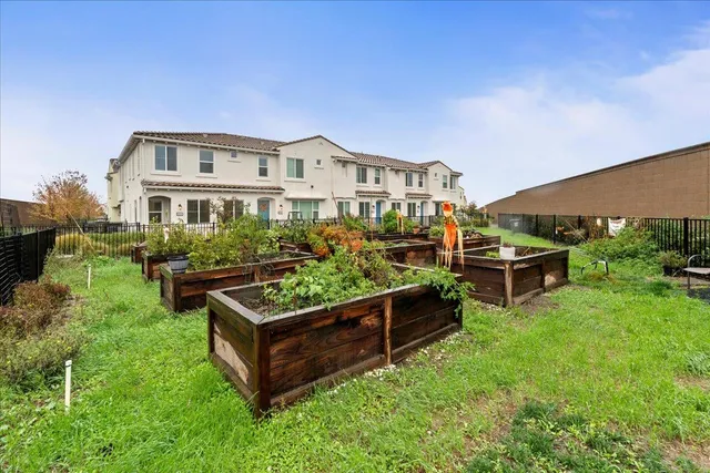 $399,900 | 5301 East Commerce Way, Unit 56101, Sacramento, CA 95835