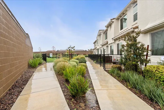 $399,900 | 5301 East Commerce Way, Unit 56101, Sacramento, CA 95835