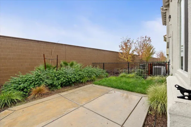 $399,900 | 5301 East Commerce Way, Unit 56101, Sacramento, CA 95835