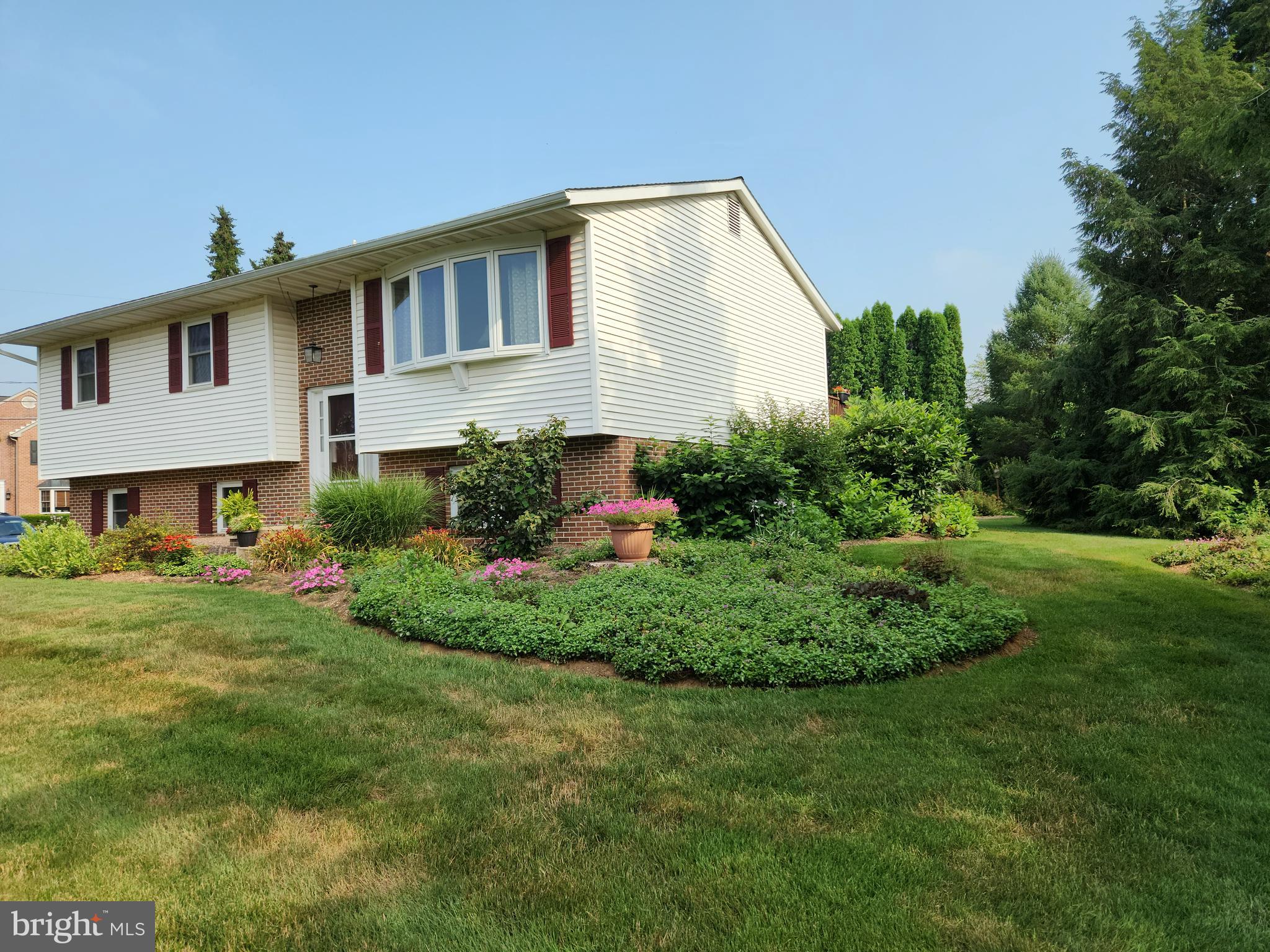 57 Pinewood Avenue Lititz, PA 17543 - Photo 3 of 41