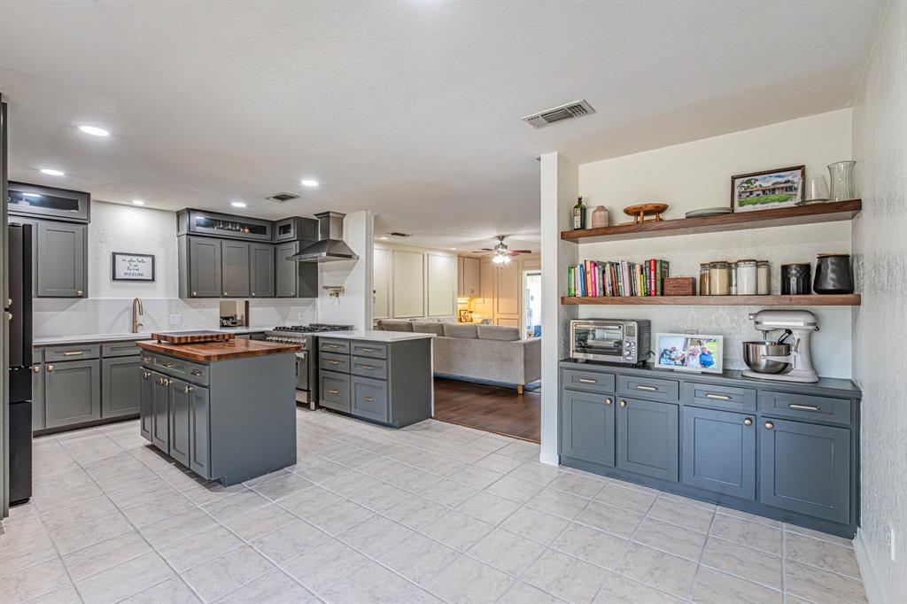 18 Crosslands Road Benbrook, TX 76132 - Photo 17 of 39 Room for breakfast table.