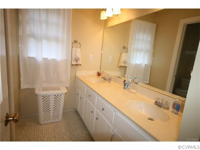 12831 Foxstone Road Midlothian, VA 23113 - Photo 21 of 26 Hall bath
