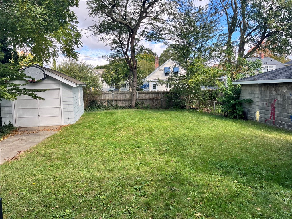 111 Rutherglen Avenue Providence, RI 02907 - Photo 33 of 38