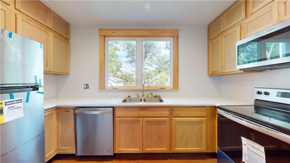 111 Rutherglen Avenue Providence, RI 02907 - Photo 34 of 38