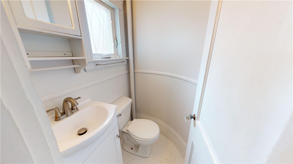 111 Rutherglen Avenue Providence, RI 02907 - Photo 4 of 38