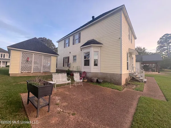 $329,900 | 4 Spring Lake Point, Pearl, MS 39208