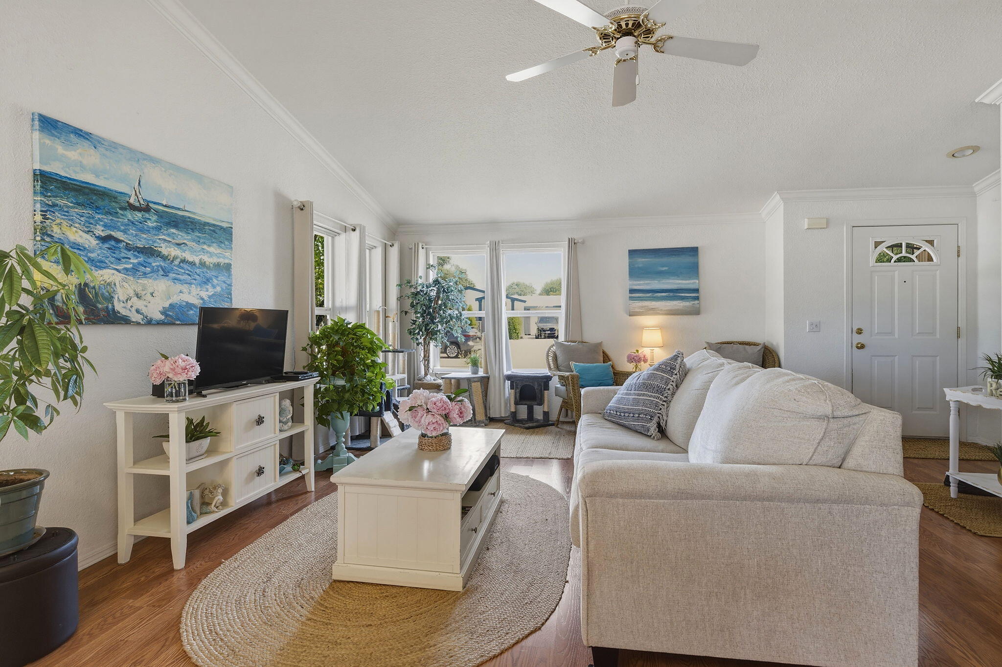 555 Freeman Road, Unit 242 Central Point, OR 97502 - Photo 2 of 26 Light and bright great room!