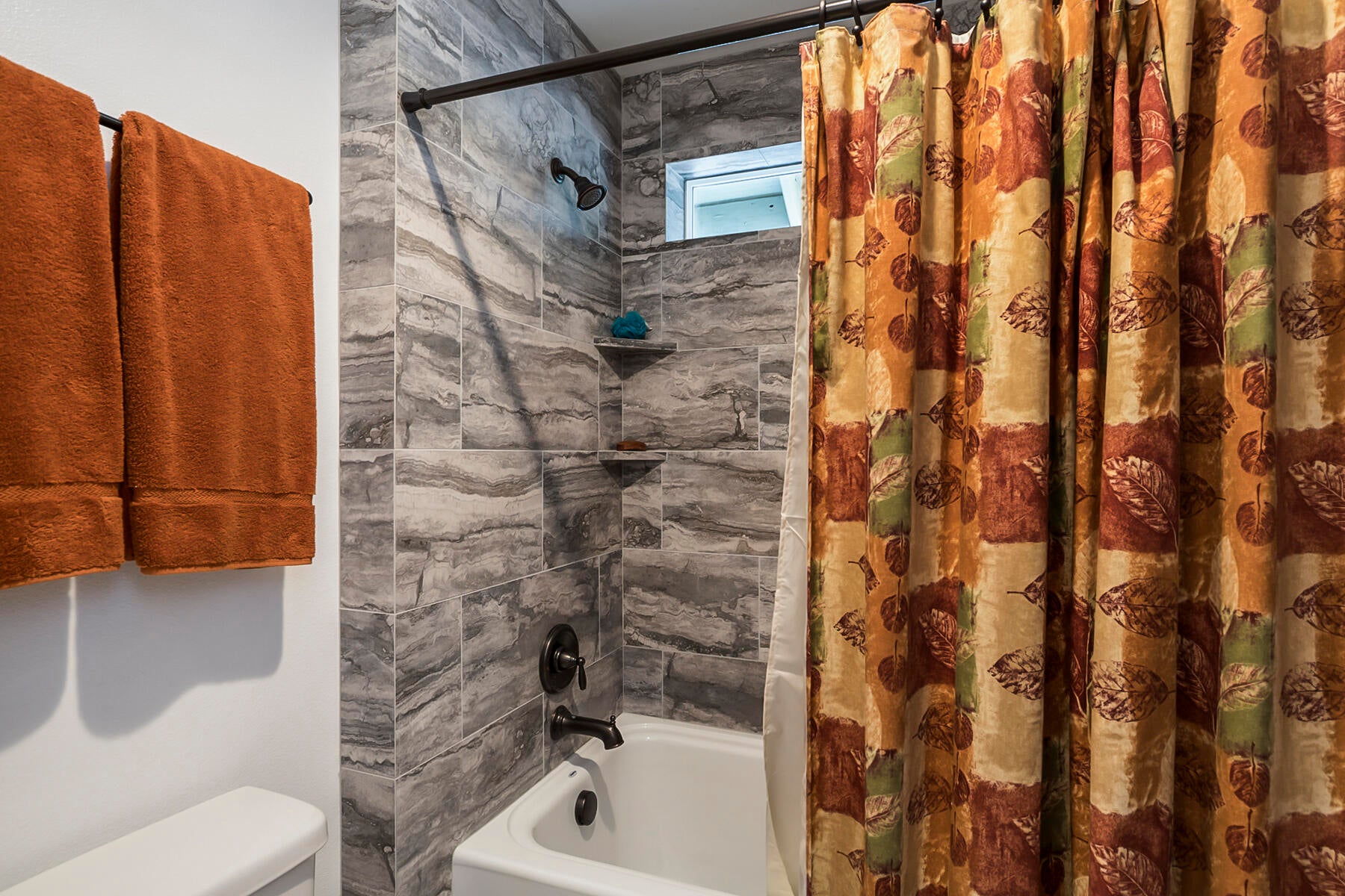 56039 Marsh Hawk Road Bend, OR 97707 - Photo 23 of 31 Tiled Shower
