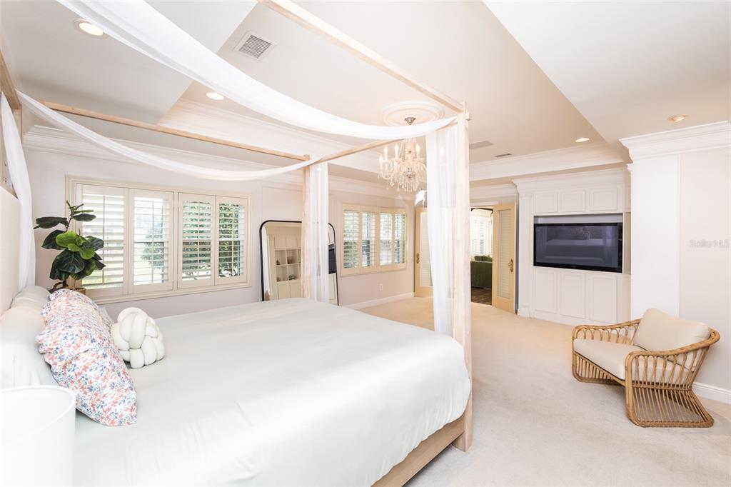 1001 Nottingham Street Orlando, FL 32803 - Photo 18 of 49 a spacious bedroom with a bed and a chair