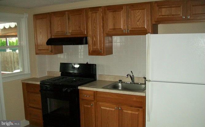 1828 Dunmere Road Baltimore, MD 21222 - Photo 2 of 11 Kitchen