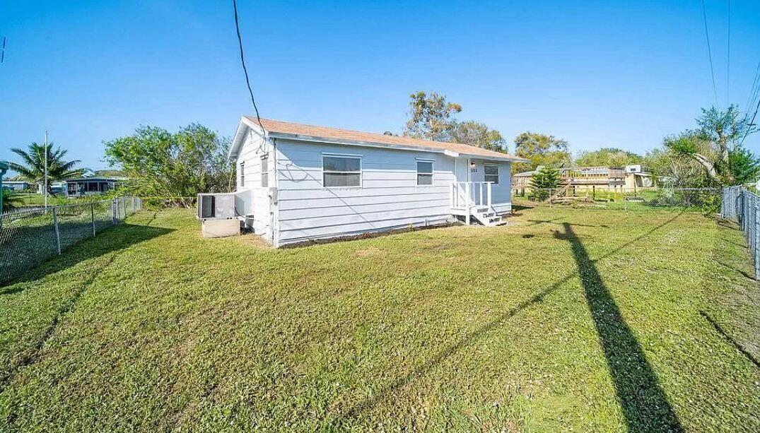 1520 Hunter Road Okeechobee, FL 34974 - Photo 17 of 20 a view of a house with a yard