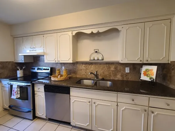 $2,000 | 2047 Winrock Boulevard, Unit 61, Houston, TX 77057