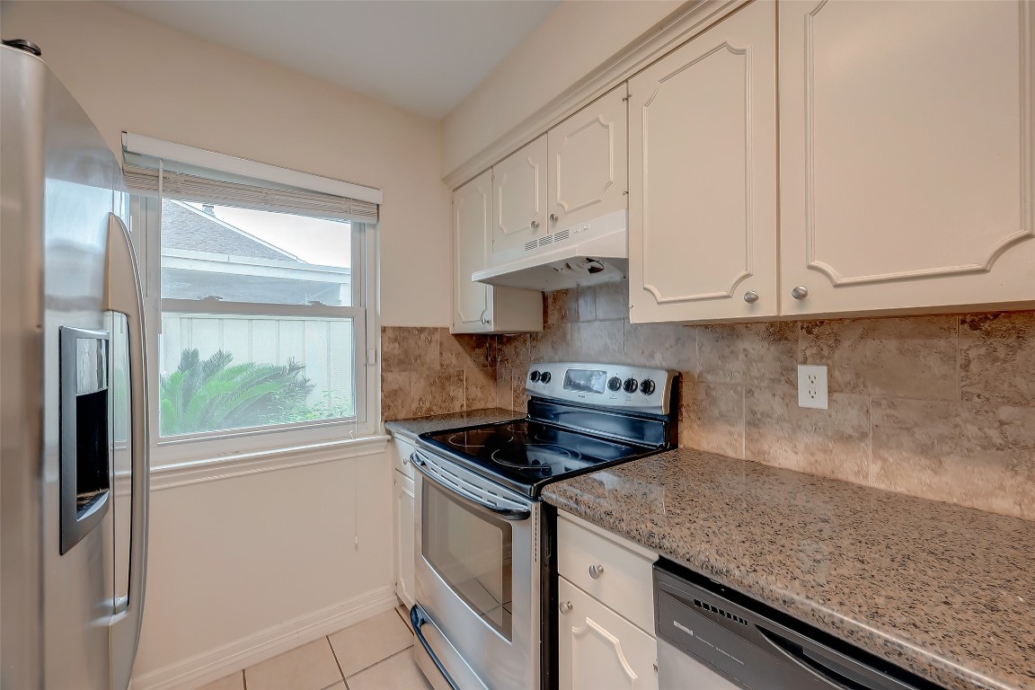 2047 Winrock Boulevard, Unit 61 Houston, TX 77057 - Photo 15 of 50 a kitchen with stainless steel appliances granite countertop a sink a stove and a refrigerator