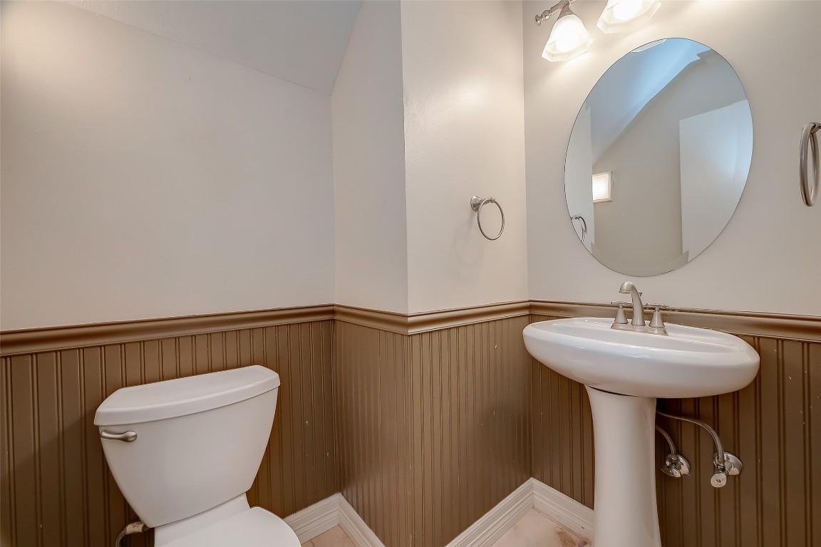 2047 Winrock Boulevard, Unit 61 Houston, TX 77057 - Photo 22 of 50 a bathroom with a toilet sink and mirror