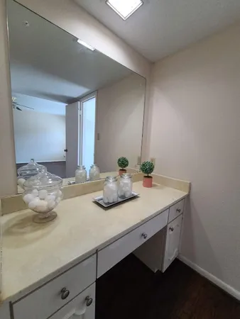 $2,000 | 2047 Winrock Boulevard, Unit 61, Houston, TX 77057
