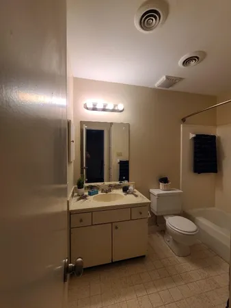 $2,000 | 2047 Winrock Boulevard, Unit 61, Houston, TX 77057