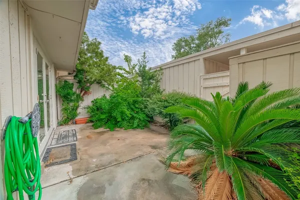 $2,000 | 2047 Winrock Boulevard, Unit 61, Houston, TX 77057