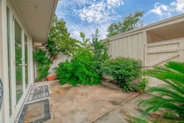 $2,000 | 2047 Winrock Boulevard, Unit 61, Houston, TX 77057