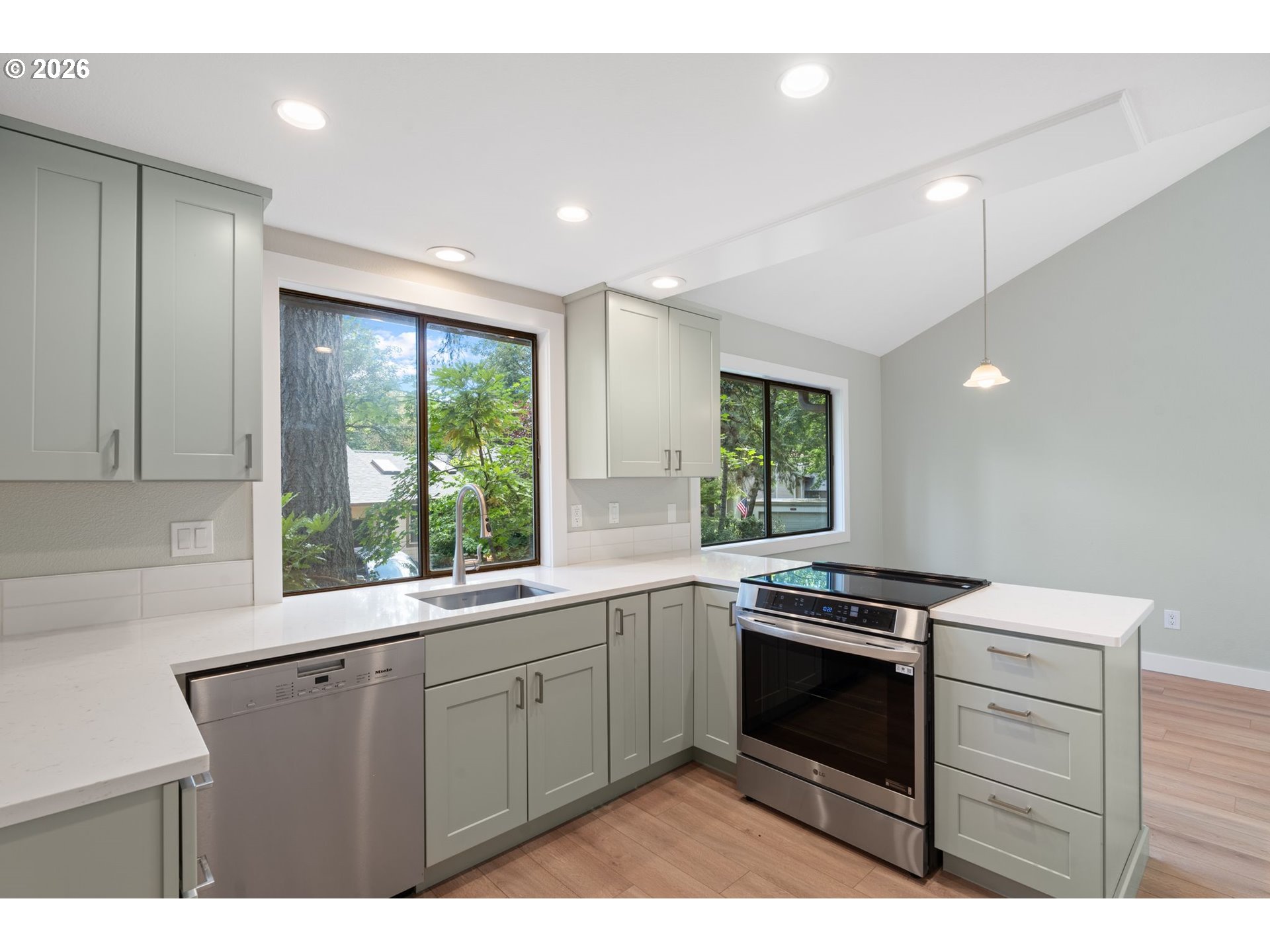 9836 Southwest Quail Post Road Portland, OR 97219 - Photo 6 of 28 Gallery Image 6