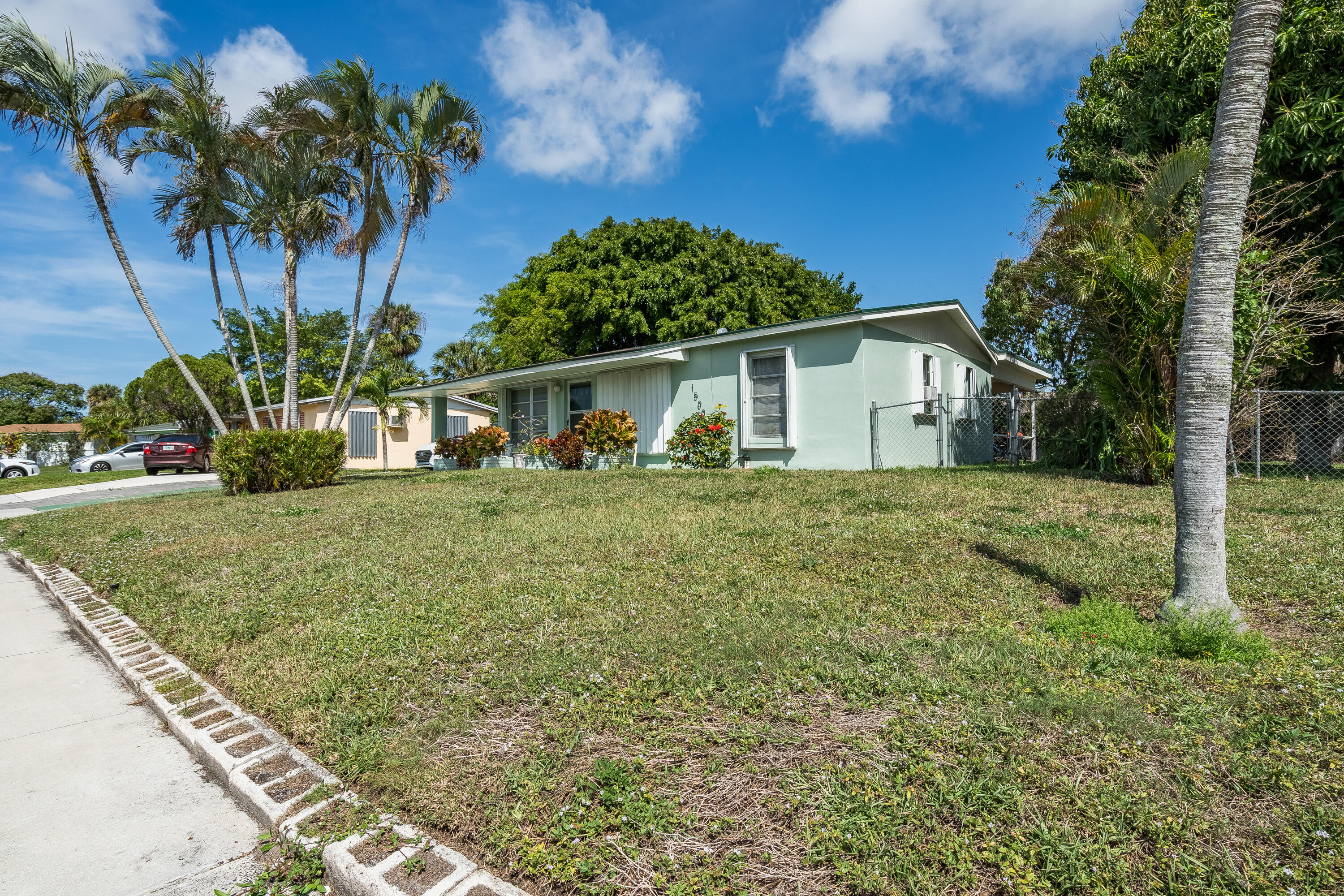 1500 West 12th Court Riviera Beach, FL 33404 - Photo 4 of 26 1500out-7