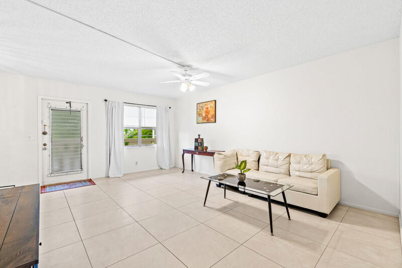 3051 Ainslie Drive Boca Raton, FL 33434 - Photo 3 of 17 Living Room