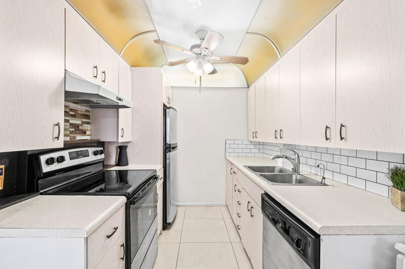 3051 Ainslie Drive Boca Raton, FL 33434 - Photo 7 of 17 Kitchen