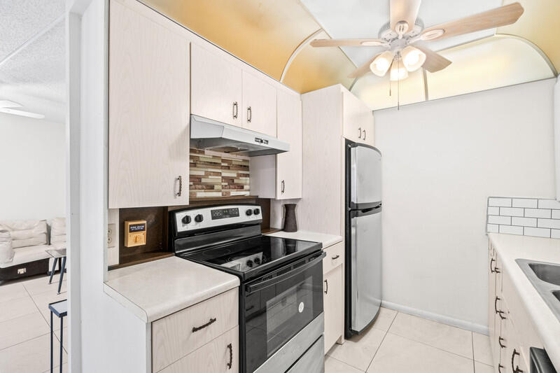 3051 Ainslie Drive Boca Raton, FL 33434 - Photo 8 of 17 Kitchen