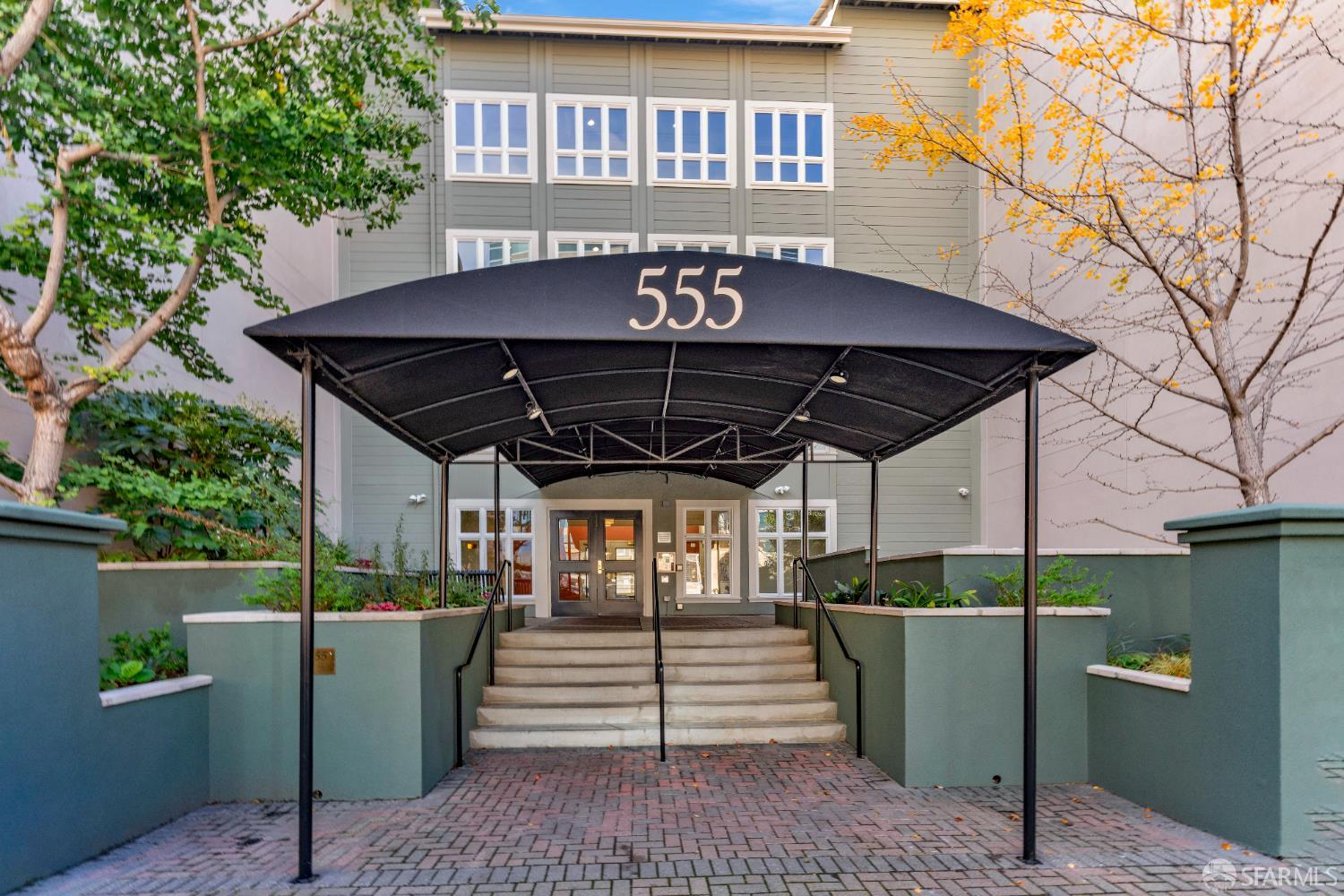555 10th Street, Unit 102 Oakland, CA 94607 - Photo 38 of 38 a view of a patio with table and chairs