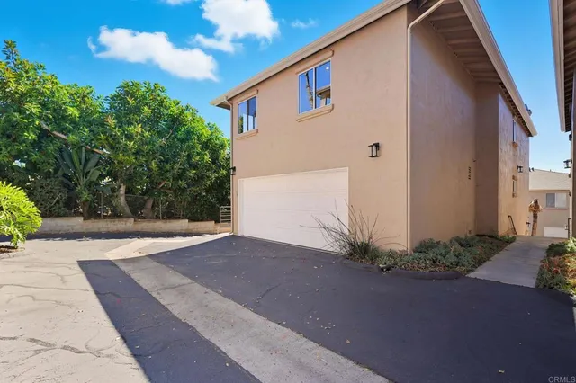 a view of a parking area