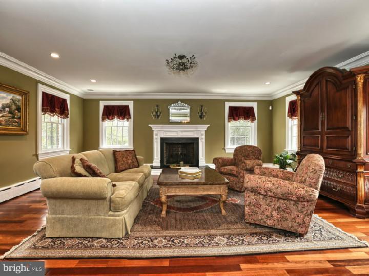 800 Golf View Road Moorestown, NJ 08057 - Photo 4 of 25 Living Room