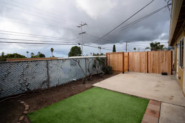 a view of a backyard