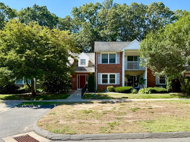$1,800 | 9 Concorde Way, Unit B3, Windsor Locks, CT 06096