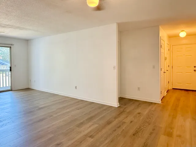 $1,800 | 9 Concorde Way, Unit B3, Windsor Locks, CT 06096