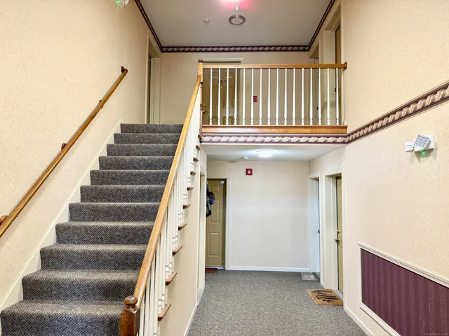 $1,800 | 9 Concorde Way, Unit B3, Windsor Locks, CT 06096