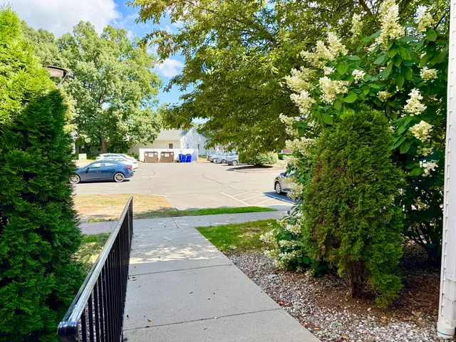 $1,800 | 9 Concorde Way, Unit B3, Windsor Locks, CT 06096