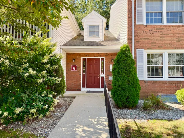 $1,800 | 9 Concorde Way, Unit B3, Windsor Locks, CT 06096